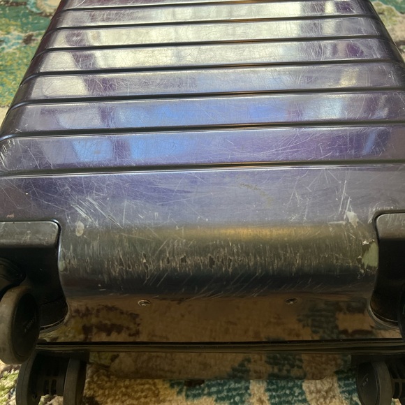 Away Larger Carry On 2018 Northern Lights Collection Iridescent Green Aurora - Picture 9 of 9